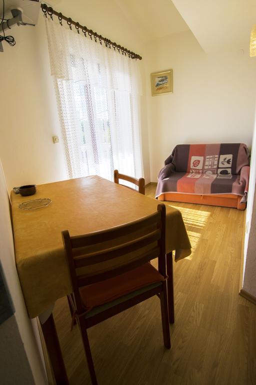 Apartments Zile Starigrad Paklenica Kamer foto