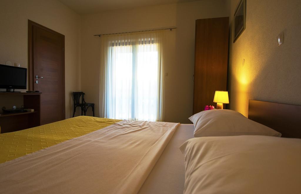 Apartments Zile Starigrad Paklenica Kamer foto