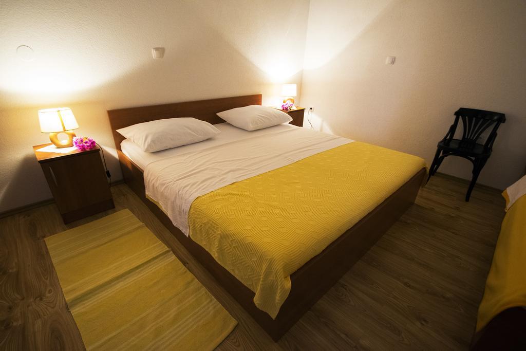 Apartments Zile Starigrad Paklenica Kamer foto