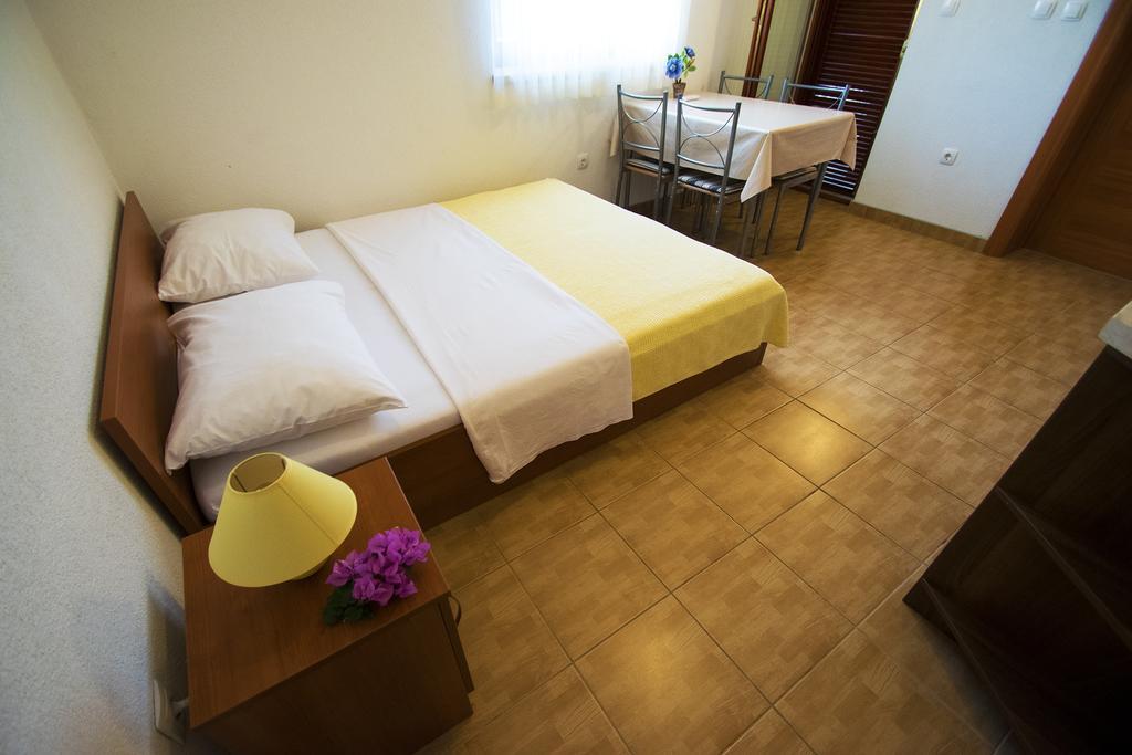 Apartments Zile Starigrad Paklenica Kamer foto