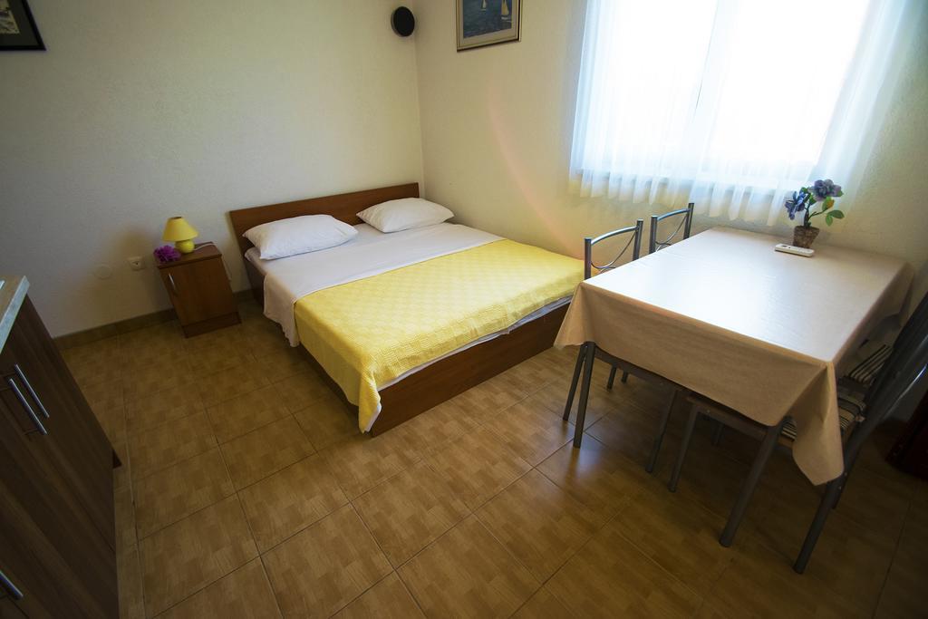 Apartments Zile Starigrad Paklenica Kamer foto