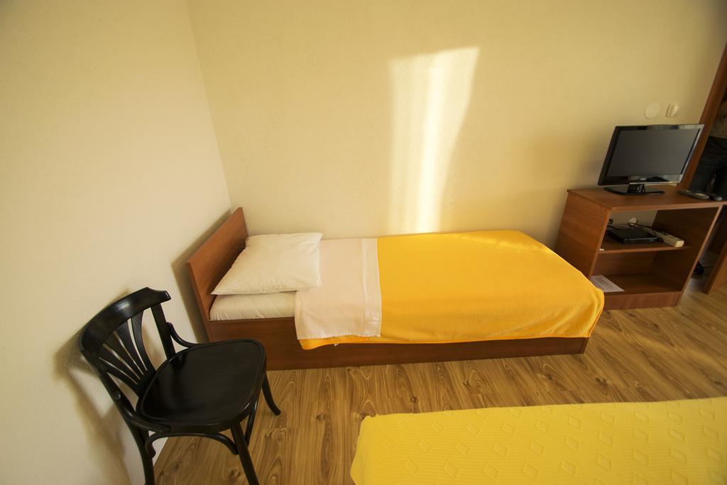 Apartments Zile Starigrad Paklenica Kamer foto