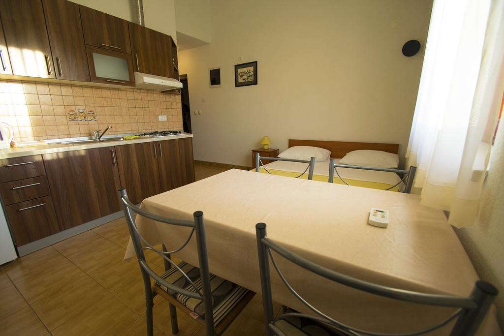 Apartments Zile Starigrad Paklenica Kamer foto